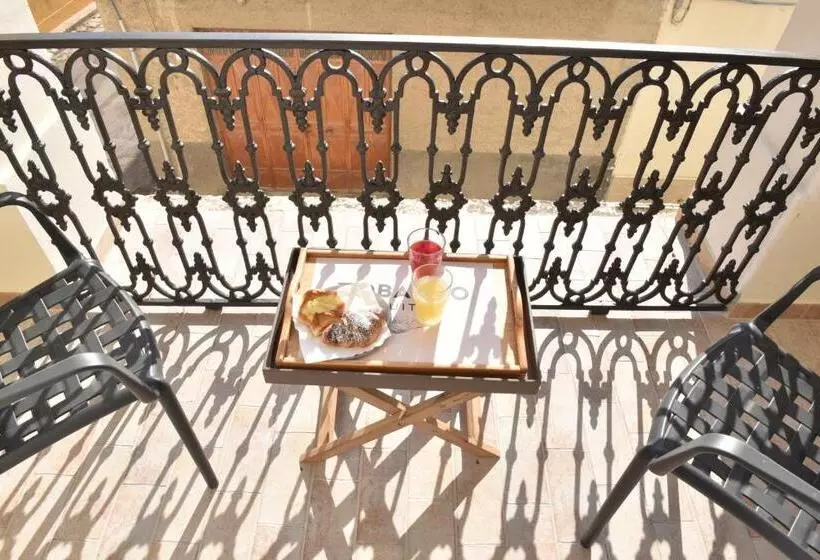 اتاق لوکس با بالکن, Tobacco Suite