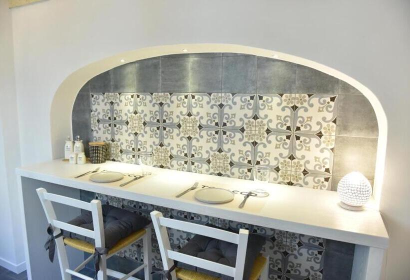 شقة غرفة واحدة مطلة على حمام السباحة, Tobacco Suite