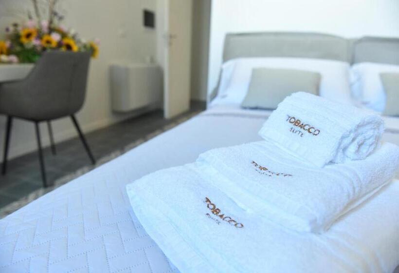 شقة غرفة واحدة مطلة على حمام السباحة, Tobacco Suite