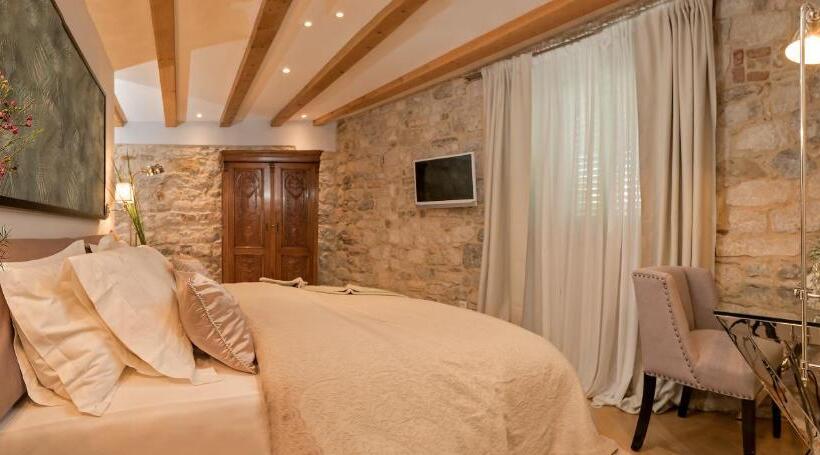 Standard Room with Balcony, Heritage Hotel 19