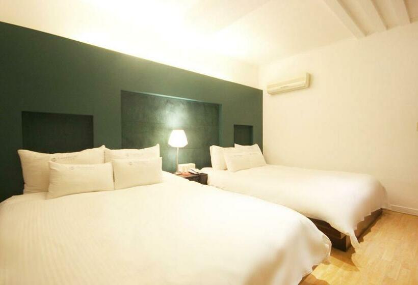 Cameră Familiară, Charmant