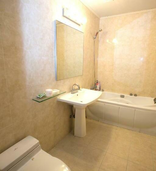 Cameră Familiară, Charmant