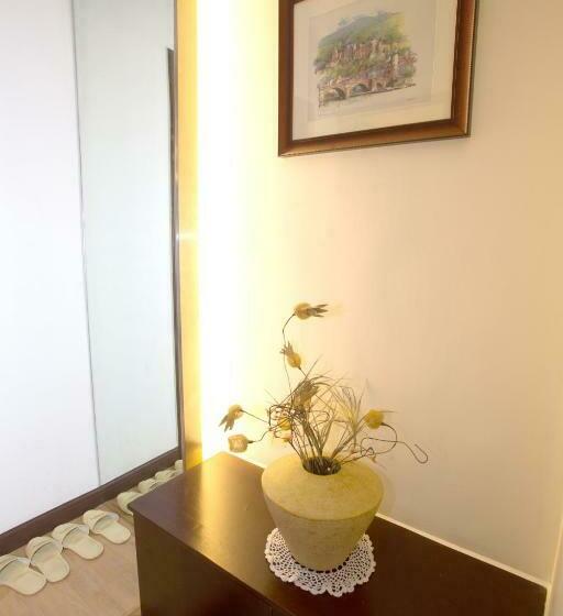 Cameră Familiară, Charmant