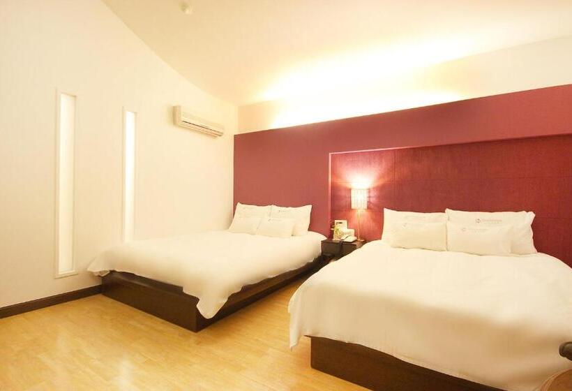 Cameră Familiară, Charmant