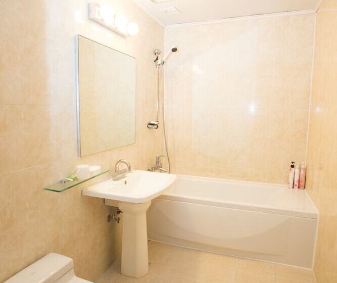 Cameră Familiară, Charmant