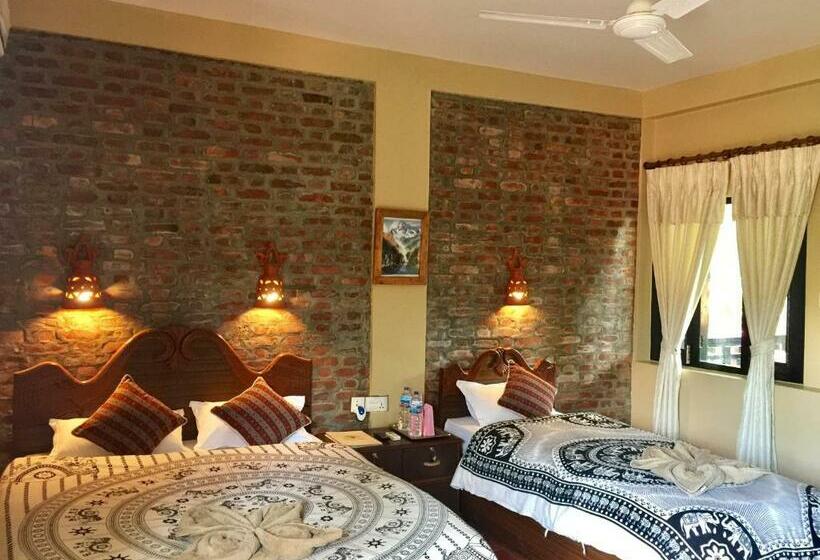 اتاق لوکس سه تخته, Chautari Garden Resort