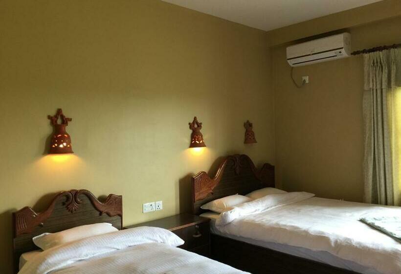 اتاق لوکس سه تخته, Chautari Garden Resort