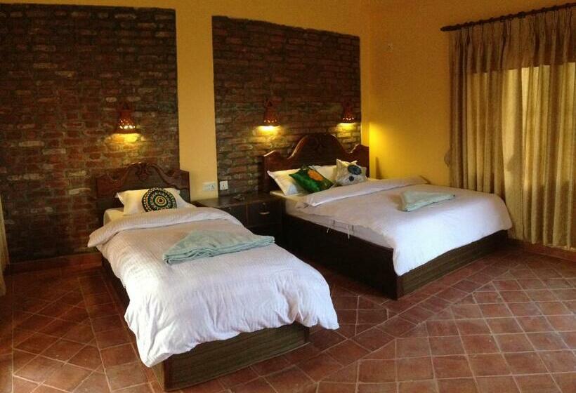 اتاق لوکس سه تخته, Chautari Garden Resort