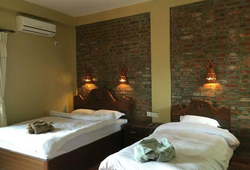 اتاق لوکس سه تخته, Chautari Garden Resort