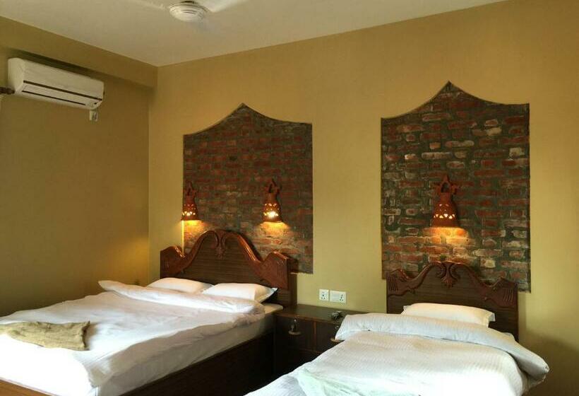 اتاق لوکس سه تخته, Chautari Garden Resort