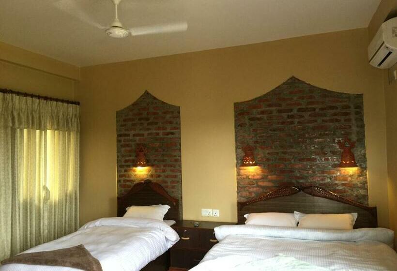 اتاق لوکس سه تخته, Chautari Garden Resort