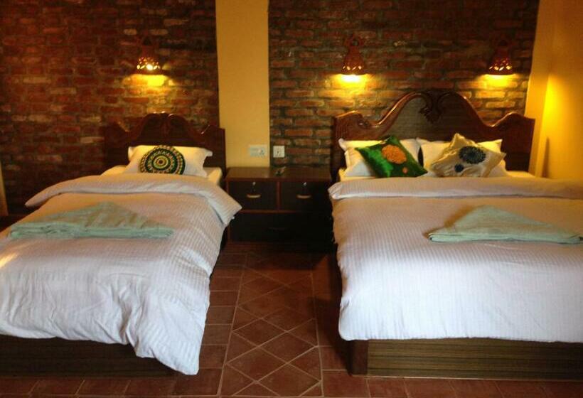 اتاق لوکس سه تخته, Chautari Garden Resort