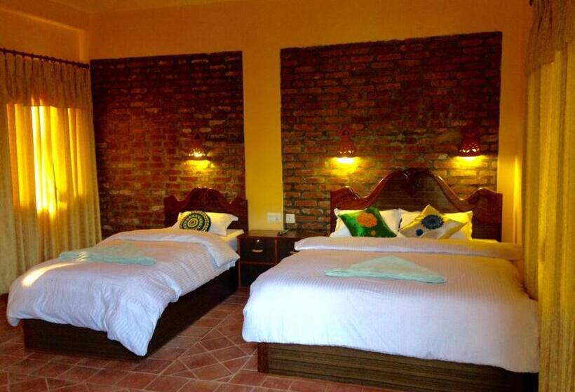 اتاق لوکس سه تخته, Chautari Garden Resort