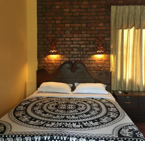 اتاق لوکس با بالکن, Chautari Garden Resort