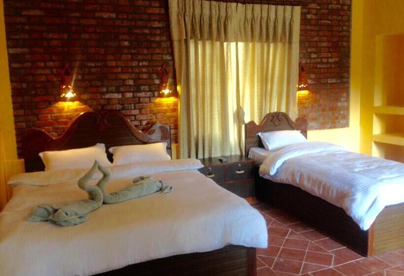 اتاق لوکس با بالکن, Chautari Garden Resort