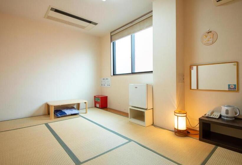 חדר סטנדרט לשלושה, Hana