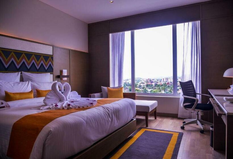 带大床的高级房间, Novotel Guwahati Gs Road