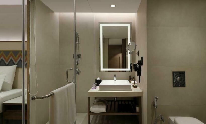 اتاق سوپریور با تخت بزرگ, Novotel Guwahati Gs Road