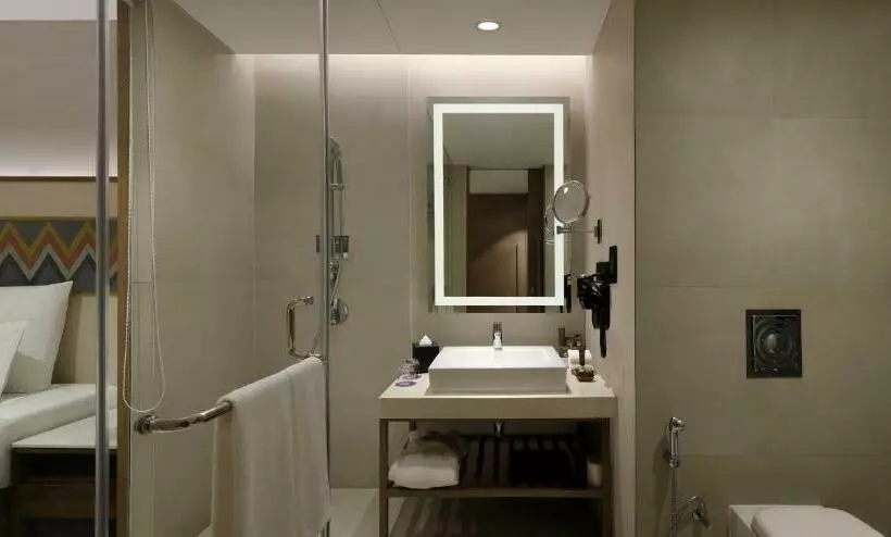 キングサイズベッドのスーペリアルーム, Novotel Guwahati Gs Road