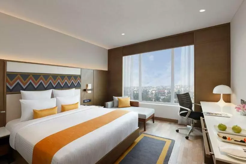 キングサイズベッドのスーペリアルーム, Novotel Guwahati Gs Road