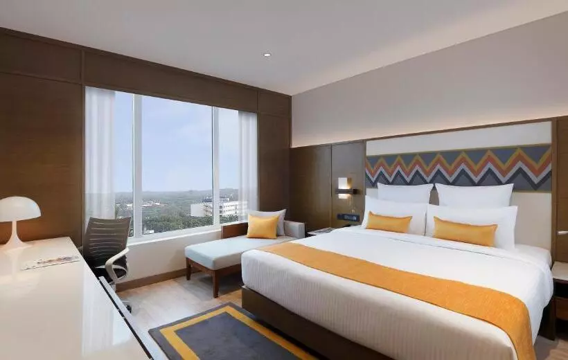 キングサイズベッドのスーペリアルーム, Novotel Guwahati Gs Road