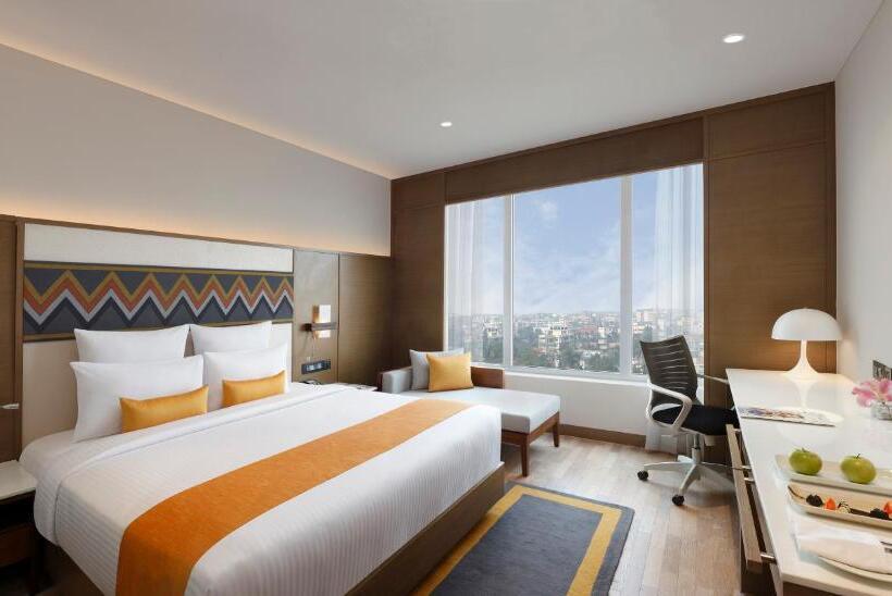 اتاق اجرایی با تخت بزرگ, Novotel Guwahati Gs Road