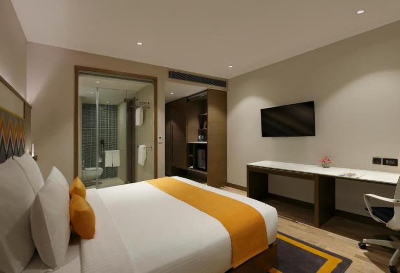 带大床的行政房间, Novotel Guwahati Gs Road