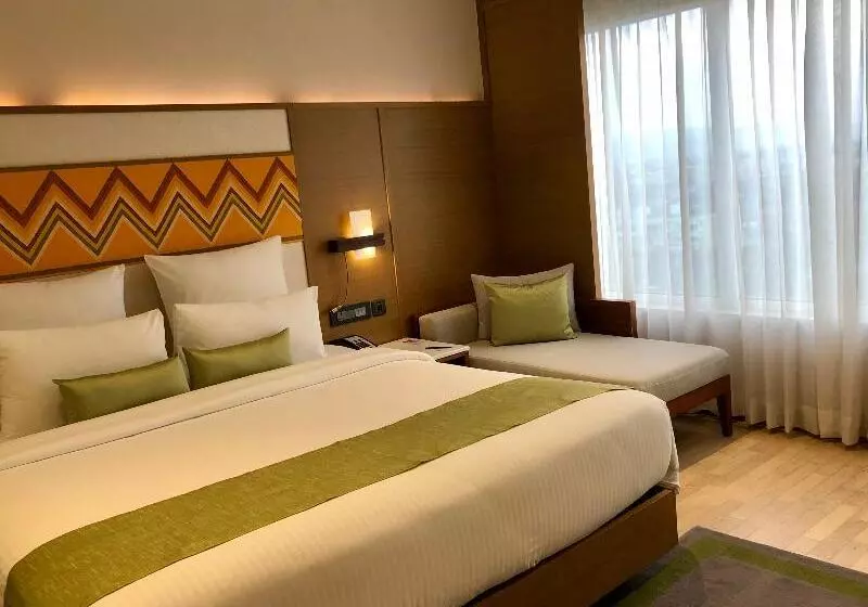 キングサイズベッドのスーペリアルーム, Novotel Guwahati Gs Road