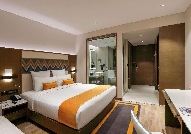 带大床的高级房间, Novotel Guwahati Gs Road