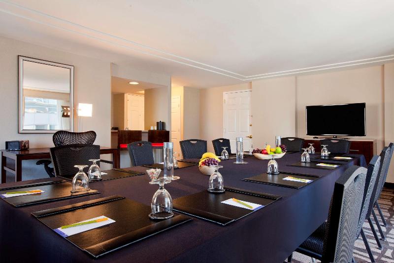 اتاق اجرایی با تخت بزرگ, Novotel Guwahati Gs Road