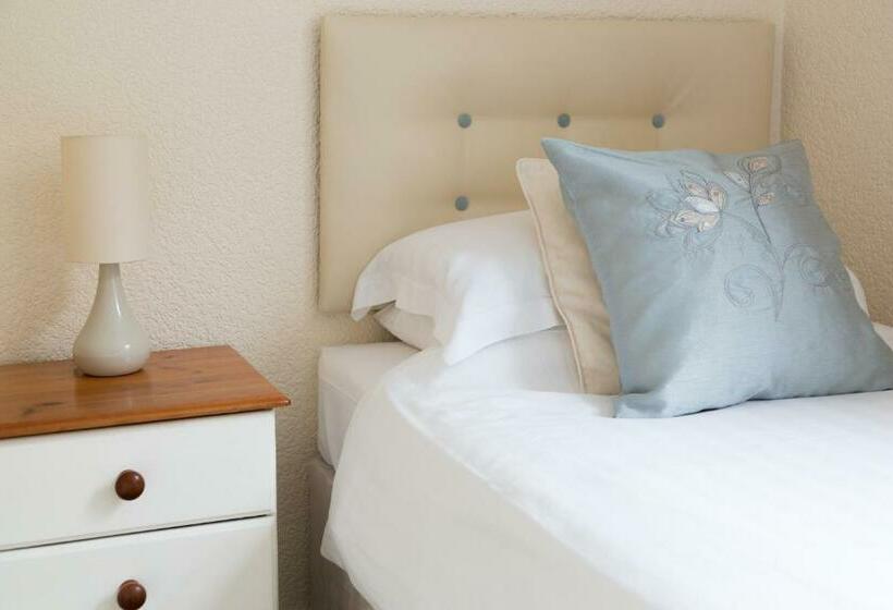 חדר סטנדרט לשלושה, The Laurels B&b