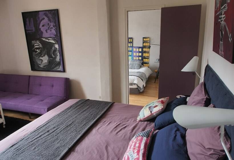 חדר משפחתי, A La Maison