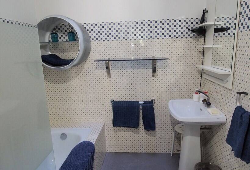 اتاق استاندارد, A La Maison