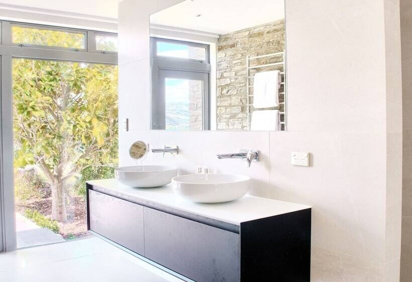 إستوديو ديلوكس, Mt Michael Lodge