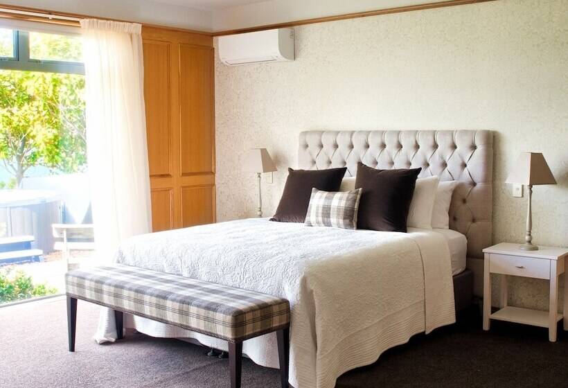 إستوديو ديلوكس, Mt Michael Lodge