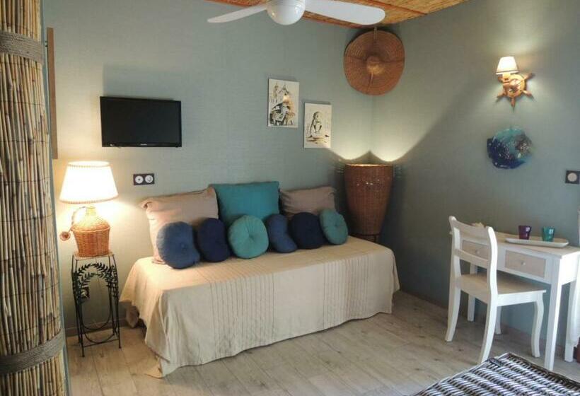 غرفة قياسية ثلاثية مطلة علي حمام السباحة, Via Bahia   Maison D Hôtes