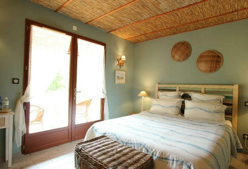 غرفة قياسية ثلاثية مطلة علي حمام السباحة, Via Bahia   Maison D Hôtes