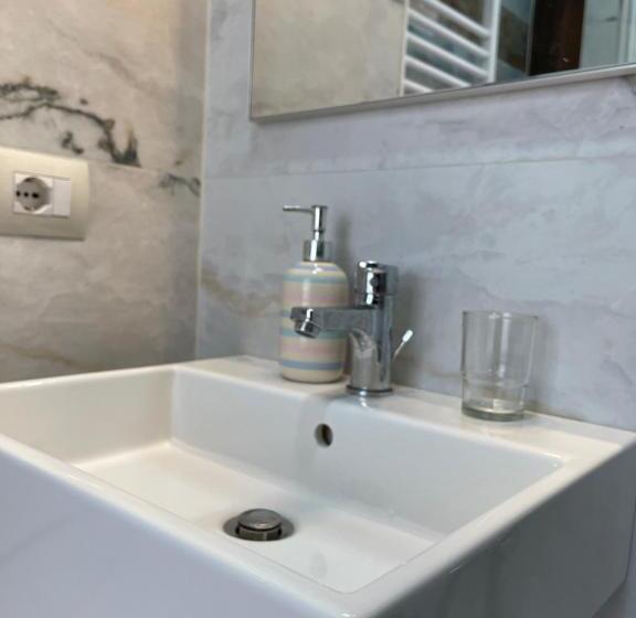 اتاق لوکس, Vila 15   Center