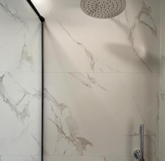 اتاق لوکس, Vila 15   Center