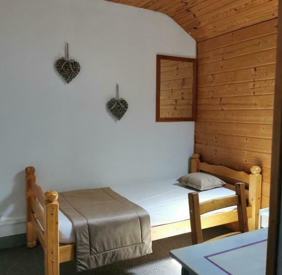 스탠다드 트리플 룸, Hôtel Au Feu De Bois Bar à Vin Le 1605