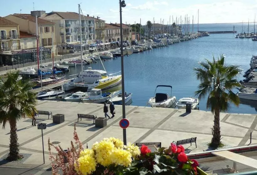 Standard Room with Balcony, Restaurant Du Port