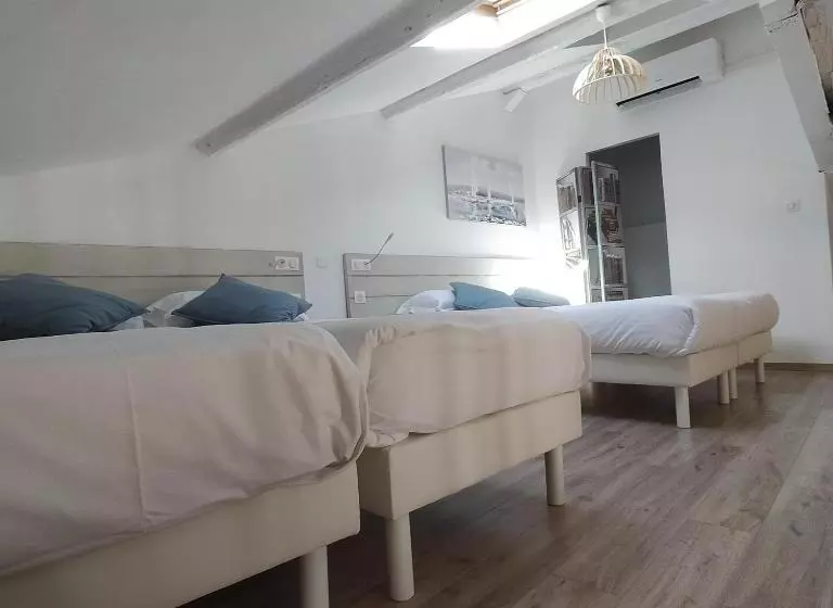 1 Bedroom Apartment Sea View with Balcony, Restaurant Du Port