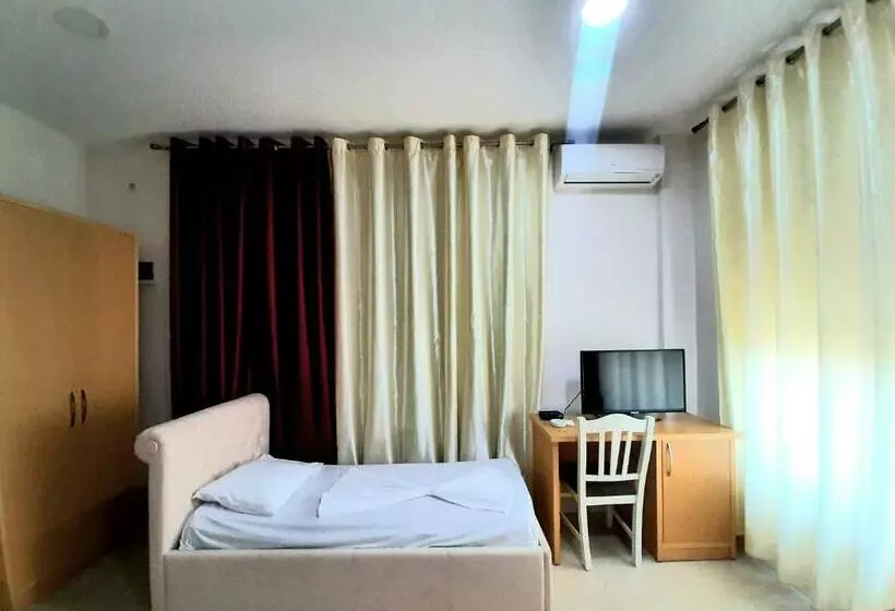اتاق ساده سه‌ نفره, Vila Giorgio