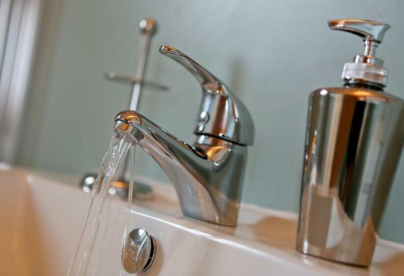 标准单人间, The Grove Cromer