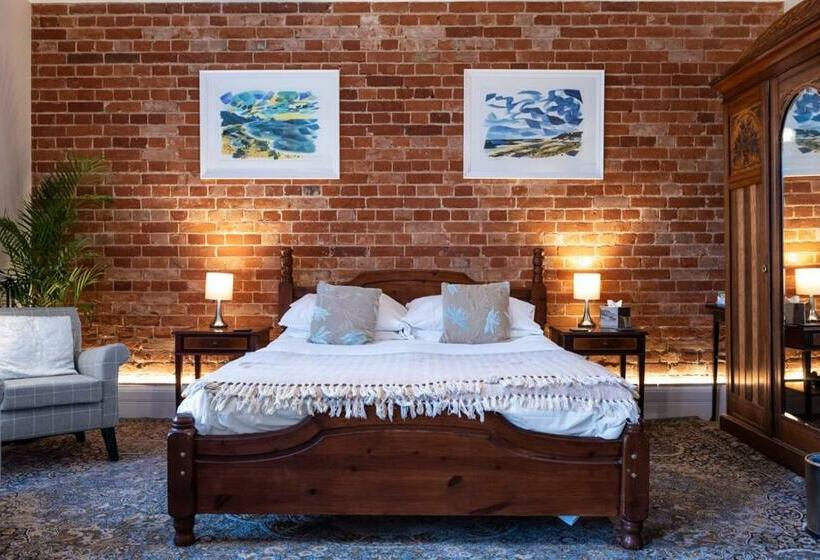 家庭间, The Grove Cromer