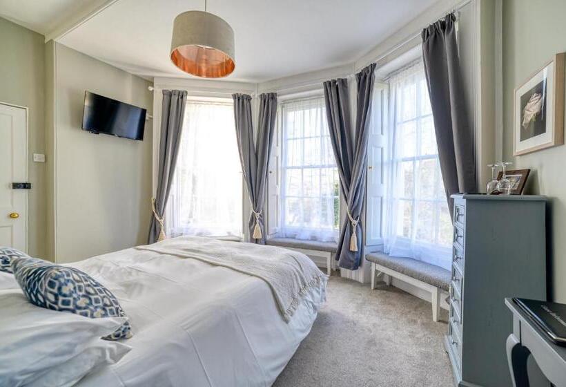 家庭间, The Grove Cromer