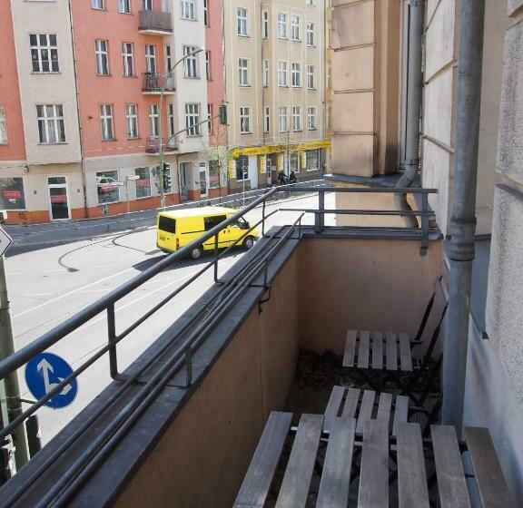 اتاق استاندارد با سرویس بهداشتی مشترک, Box61 Art Concept Flat