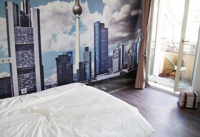 اتاق استاندارد با سرویس بهداشتی مشترک, Box61 Art Concept Flat