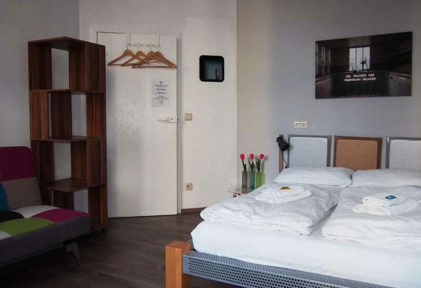 اتاق استاندارد با سرویس بهداشتی مشترک, Box61 Art Concept Flat