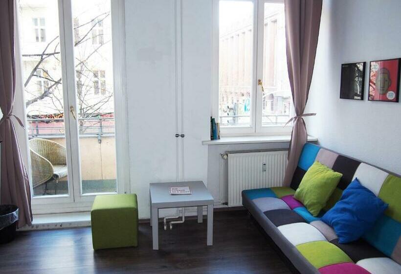 اتاق استاندارد با سرویس بهداشتی مشترک, Box61 Art Concept Flat